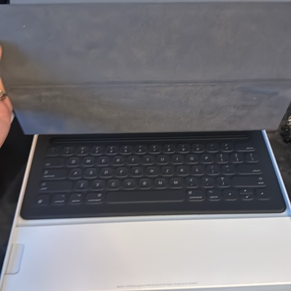 Brand new iPad Pro Smart Keyboard - Picture 2 of 5